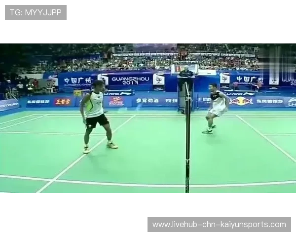 羽毛球贴网小球触网滚入——赛场中的神奇一幕